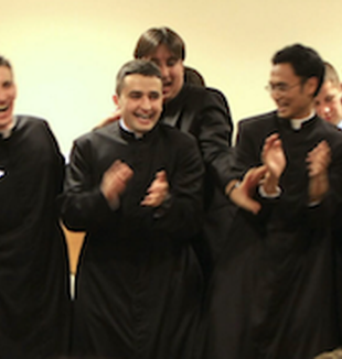 I sacerdoti della Fraternità San Carlo.