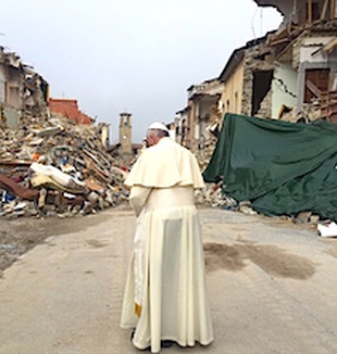 Il Papa prega ad Amatrice tra le macerie.