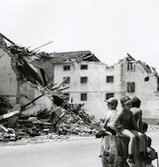 Le città di Gemona dopo il terremoto del 1976.  