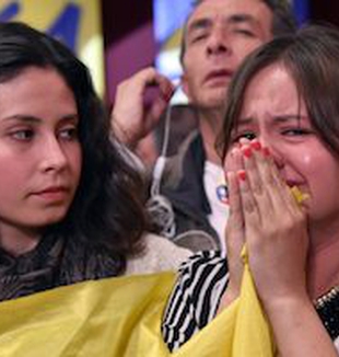 Colombia, una donna piange dopo la vittoria<br> del "no" al referendum.