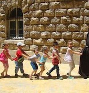 Padre Ibrahim Alsabagh con i bambini di Aleppo.