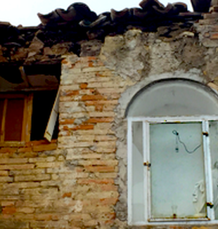 Una casa devastata dal terremoto, Macerata. 