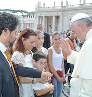 Giona e la sua famiglia con papa Francesco.