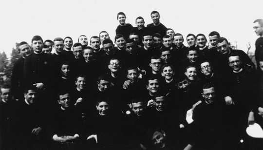 Venegono, 1945. Foto di gruppo al Seminario maggiore (don Giussani è al centro). ©Archivio personale Livia Giussani - Fraternità di CL