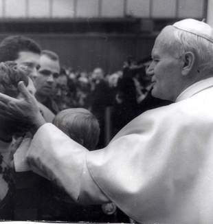 La carezza di Giovanni Paolo II. 