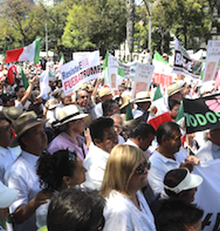 Mainfestazioni contro Trump a Città del Messico.