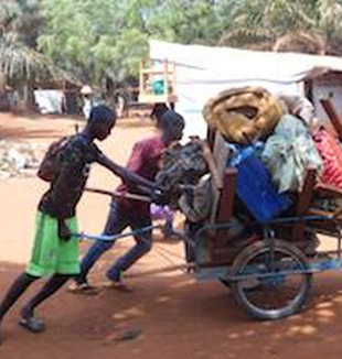 I profughi lasciano il campo nel Carmelo di Bangui.