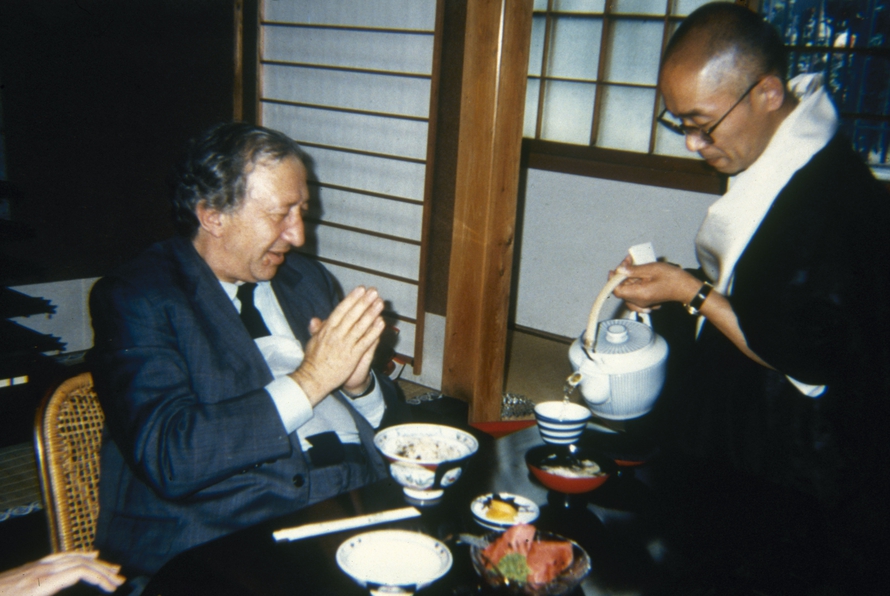 Nagoya (Giappone), 28 giugno 1987. Shodo Habukawa versa il the a don Giussani durante il pranzo ©Fraternità di CL (a disposizione degli eventuali aventi diritto)
