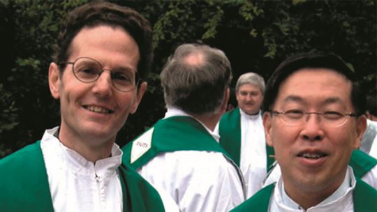 A sinistra, il gesuita padre Renzo De Luca