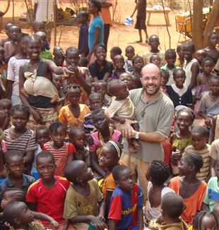 Padre Federico Trinchero con i profughi a Bangui