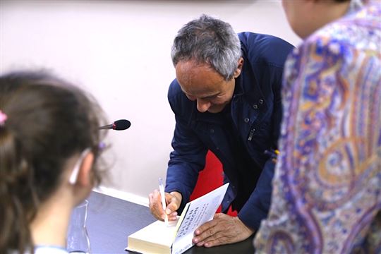 Don Carrón firma copie de ''La Belleza desarmada'' a Girona