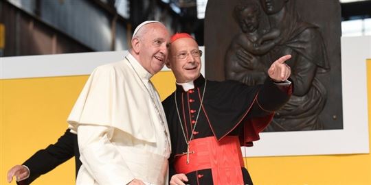 Il Papa con il cardinale Angelo Bagnasco