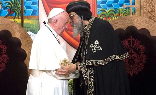 Francesco con il papa copto Tawadros II