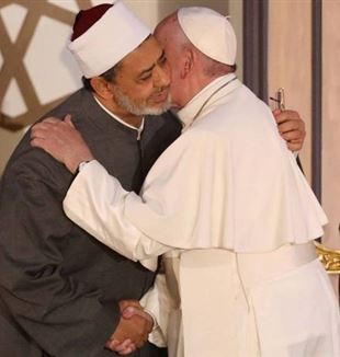 L'abbraccio tra Francesco e l'Imam di al-Azhar durante il viaggio del Papa in Egitto 