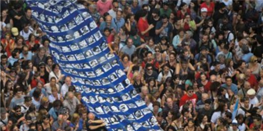 A Buenos Aires lo striscione coi volti dei desaparecidos: circa 30mila, secondo le organizzazioni dei diritti umani