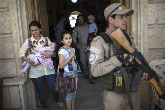 Soldati vigilano all'entrata della chiesa di San Giovanni a Qaraqosh