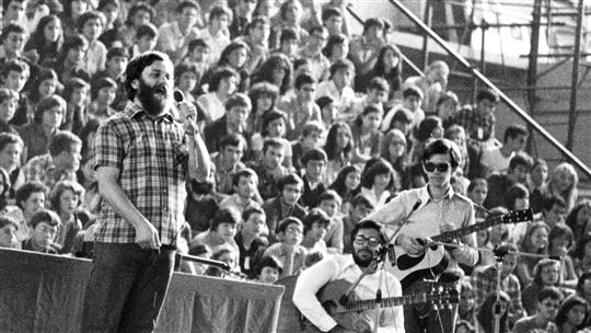 Chieffo dirige un canto a un convegno nel 1975
