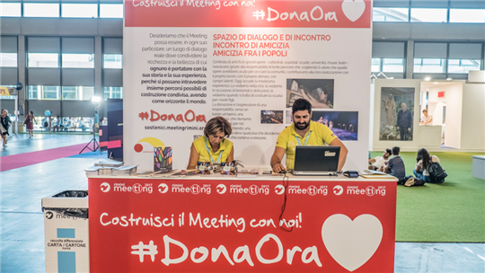 Una postazione del #DonaOra, campagna di fundraising del Meeting