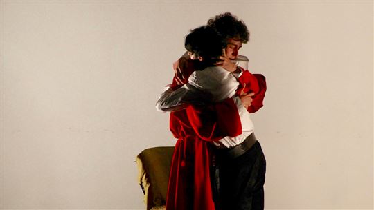 Un momento dello spettacolo su ''I promessi sposi'' inscenato dai giessini di Varese. Qui, l'abbraccio tra il cardinal Federigo e l'Innominato