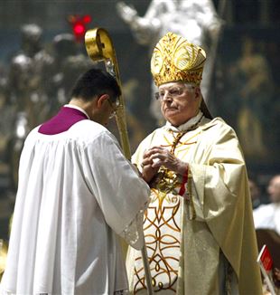 Il cardinale Angelo Scola nel Duomo di Milano