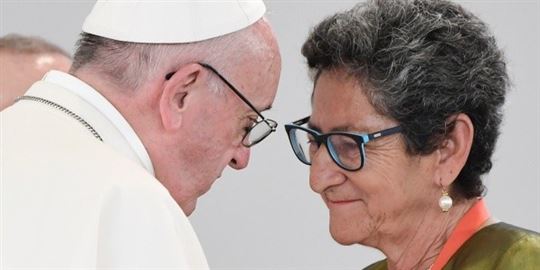 ll Papa con Mira García, una delle vittime