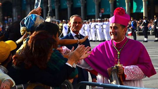 Il saluto ai fedeli in Piazza Duomo