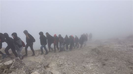 In fila nella nebbia
