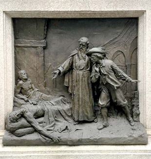 Un altorilievo del monumento ad Alessandro Manzoni a Lecco: Padre Cristoforo mostra a Renzo don Rodrigo morente