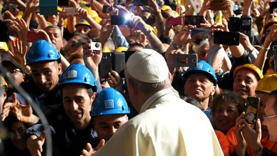 Papa Francesco accolto dagli operai dell'Ilva di Genova nel maggio scorso