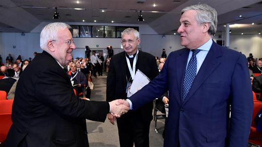 Il presidente Cei, cardinale Gualtiero Bassetti, e monsignor Filippo Santoro con il presidente del Parlamento europeo, Antonio Tajani.