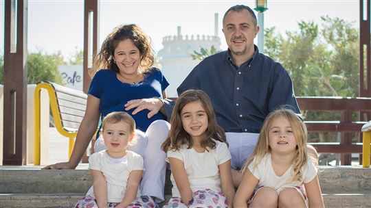 La famiglia Avallone: Silvia, incinta, con Roberto e le loro figlie