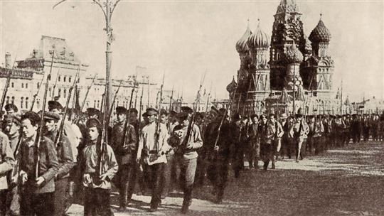 Truppe operaie davanti al Cremlino nel 1918