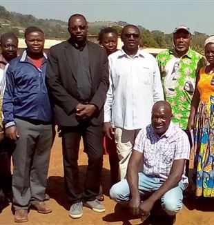 Don Emil con alcuni amici della comunità di CL del Camerun
