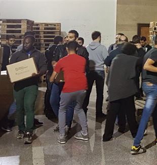 Gli egiziani della comunità copta di Roma al lavoro nel "magazzino" della Colletta alimentare alla Stazione Prenestina.