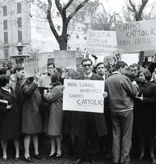 Milano, 1967. Manifestazione contro l'aumento delle tasse universitarie