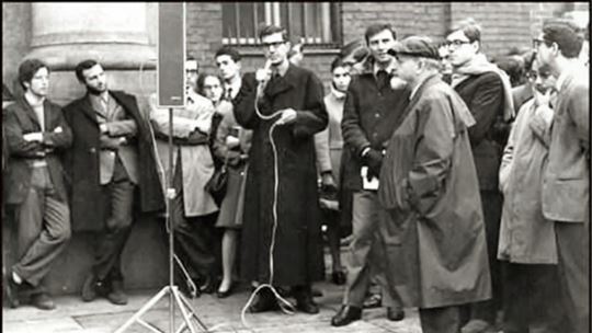 All'ingresso dell'Università, con il cappello, il rettore Ezio Franceschini; con il microfono Mario Capanna