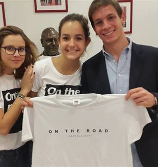 Gaia (al centro) con una delle magliette "On the road"