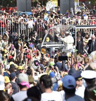 La folla accoglie il Papa a Santiago del Cile