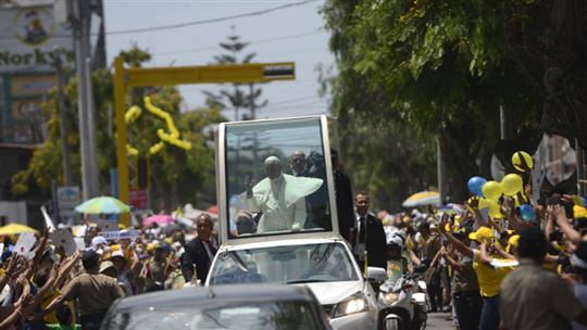 La folla accoglie il Papa a Lima