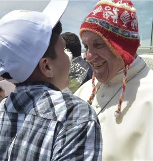 Papa Francesco con il berretto tipico peruviano