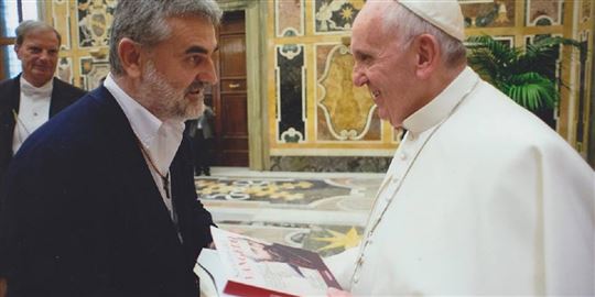 Padre Daniele Moschetti consegna a Papa Francesco il suo libro sul Sud Sudan