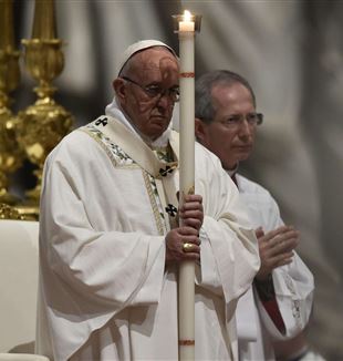 Papa Francesco durante la veglia