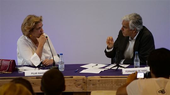 Il giornalista Fernando De Haro dialoga con Pilar Rahola