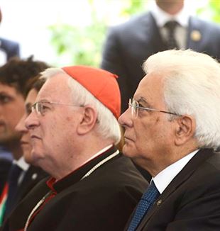 Il cardinale Gualtiero Bassetti e il presidente Mattarella.