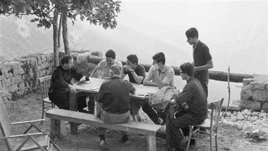 Subiaco, anni Sessanta, don Giussani e William Congdon con un gruppo di giovani all'eremo del Beato Lorenzo