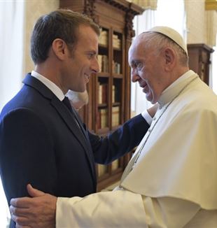L'incontro tra Macron e Papa Francesco