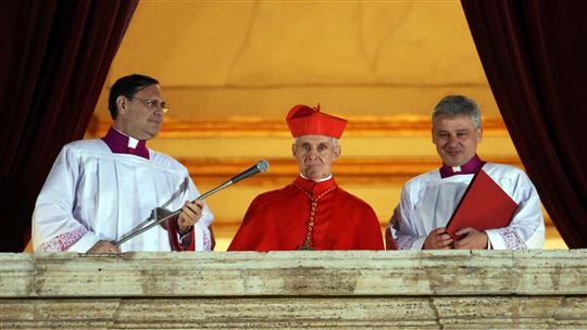 Il cardinale Tauran annuncia l'elezione di papa Francesco, il 13 marzo 2013