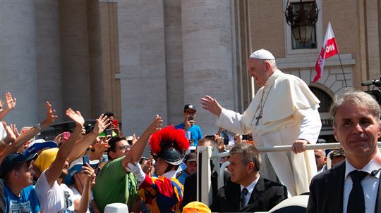 Papa Francesco saluta i giovani