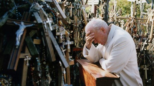 Giovanni Paolo II in preghiera a Vilnius nel 1993