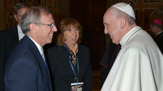 Pilar Vigil e il marito con Papa Francesco nel 2015 durante il meeting annuale della Pontificia Accademia per la Vita